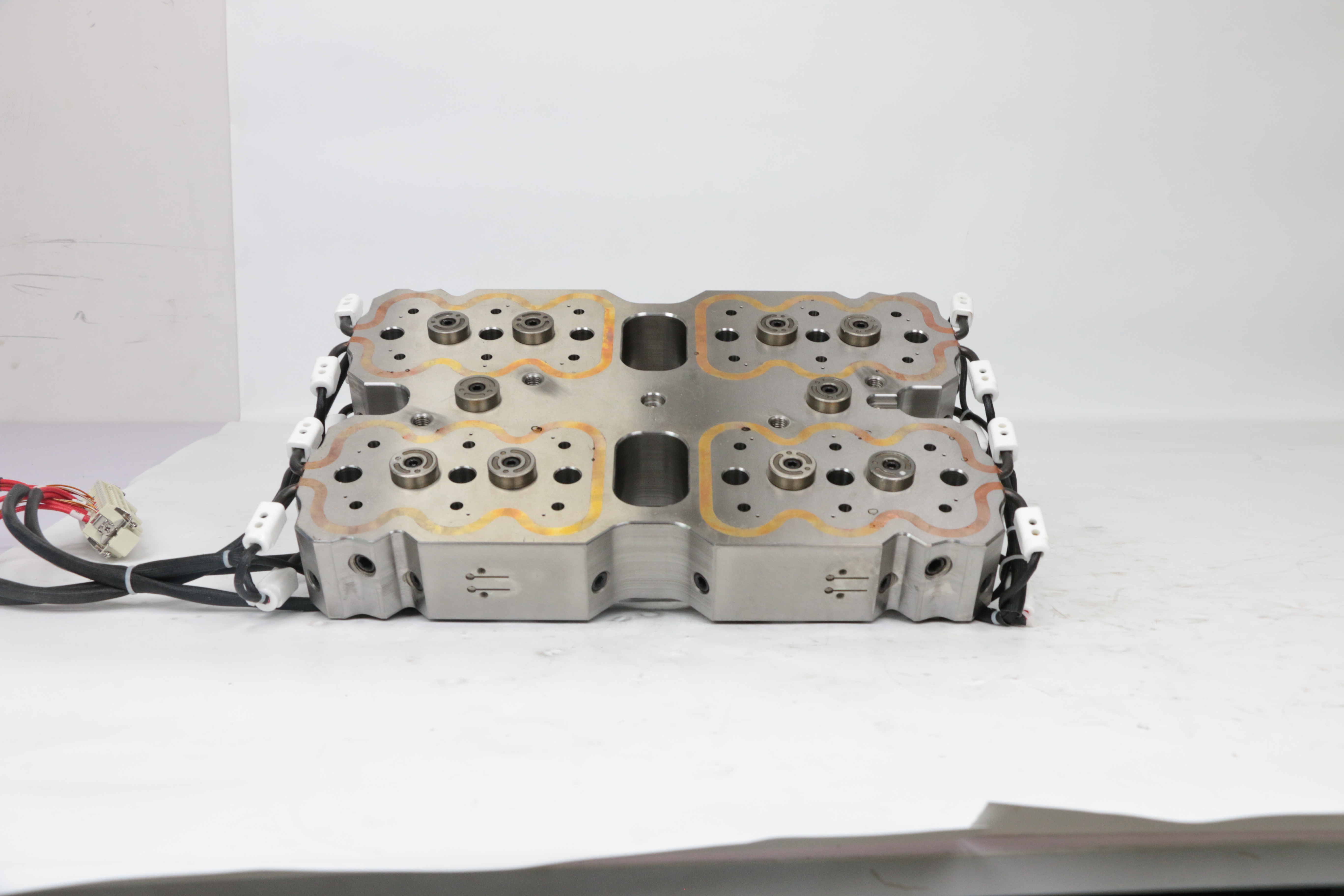 熱分板與熱噴嘴（zuǐ）結合漏膠（jiāo）原因是什麽?